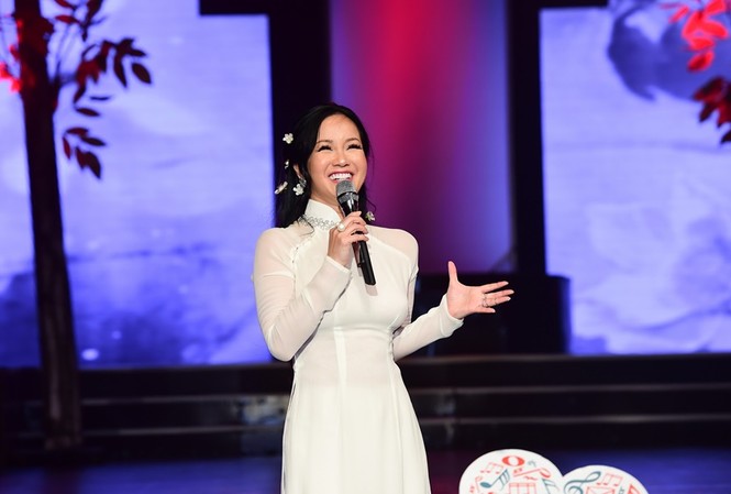Hồng Nhung U50 trẻ đẹp ngỡ ngàng với ào dài trắng Ca sĩ Hồng Nhung trong tà áo dài trắng hát nhạc Trịnh. Ảnh: Lý Võ Phú Hưng.