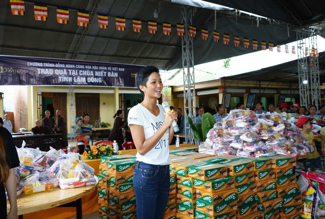 Hoa hậu Hoàn vũ H'Hen Niê quyên góp từ thiện để xây chùa Hoa hậu Hoàn vũ H'Hen Niê quyên góp từ thiện để xây chùa.