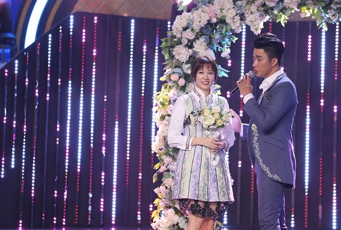 Hari Won bất ngờ làm đám cưới lần 2 với trai trẻ Hari Won bất ngờ được đám cưới lần 2 với trai trẻ trên sân khấu. Ảnh Lê Nhân.