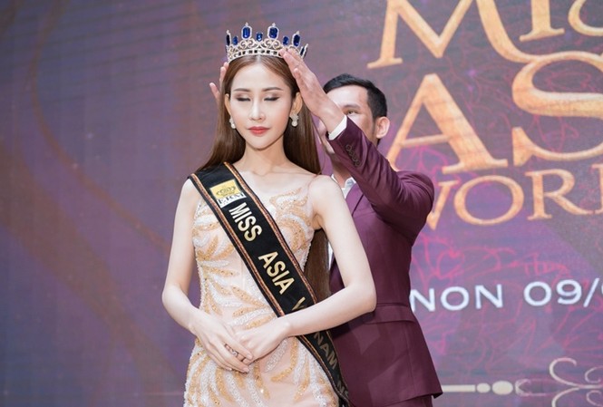 Người đẹp mồ côi Chi Nguyễn đi thi Hoa hậu Châu Á Thế giới 2018 Chi Nguyễn được trao vương miện để đi thi Hoa hậu Châu á Thế giới 2018