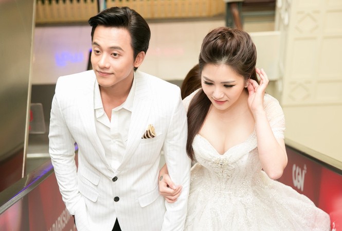 Mai Tài Phến không tiếc nuối khi hẹn hò Hương Tràm 1 tháng Mai Tài Phến và Hương Tràm vẫn tình tứ tái ngộ đi ra mắt phim "Em gái mưa" sau khi xác nhận chia tay.