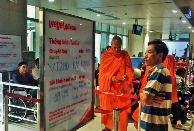 Kẹt cứng phòng chờ Sân bay Tân Sơn Nhất đêm Giao thừa Kẹt cứng phòng chờ Sân bay Tân Sơn Nhất đêm Giao thừa