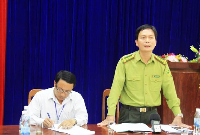 Vụ gỗ lậu áp sát thành phố Kon Tum: Nhiều câu hỏi chưa lời đáp Chi cục trưởng Kiểm lâm tỉnh Kon Tum trả lời báo chí.