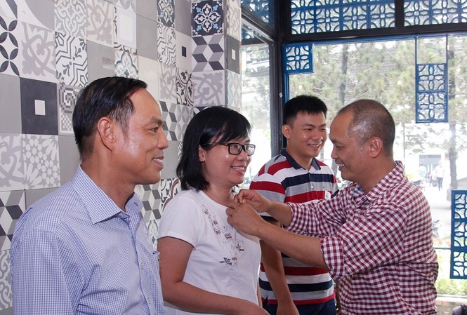 Cách mạng 4.0 và chuyện Phó giám đốc Sở GD và ĐT đi học ở tuổi 59 Ông Phạm Ngọc Thanh (ngoài cùng bên trái) trở thành sinh viên CNTT.