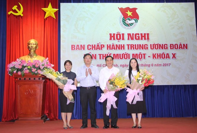 Sớm đưa các chỉ tiêu quan trọng về đích trước Đại hội Đoàn toàn quốc Bí thư thứ nhất T.Ư Đoàn Lê Quốc Phong tặng hoa chúc mừng 3 đồng chí được bầu bổ
sung vào Ban Thường vụ T.Ư Đoàn khóa X