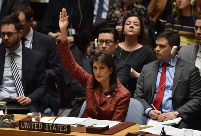 Căng thẳng Nga - Mỹ tại Liên Hợp Quốc liên quan vấn đề hoá học Syria Bà Nikkey Haley bỏ phiếu thuận cho dự thảo tiến hành điều tra tại Syria. Ảnh: Hector Retamal/AFP/Getty Images).
