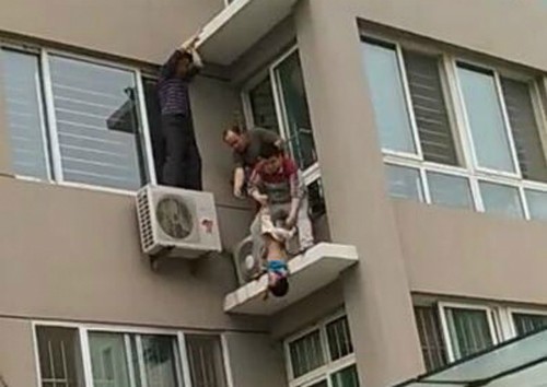 Bé hơn 2 tuổi được cứu sống khi rơi từ tầng 5 chung cư Liu đã tóm được chân cậu bé - Ảnh: Daily China