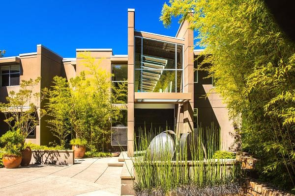 Dinh thự tứ phía hướng thủy giá 15 triệu USD trên đảo tỷ phú Hòn đảo Mercer thuộc tiểu bang Washington, Mỹ nổi tiếng là nơi ở của nhiều tỷ phú như người đồng sáng lập Microsoft Paul Allen, chủ tịch Starbucks Howard Schultz, và CEO của nhiều công ty lớn tại Mỹ khác. Nép mình bên hồ Washington là dinh thự khổng lồ 3