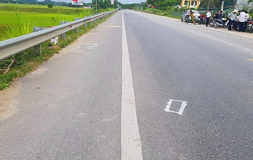 Cảnh sát kiểm tra hàng loạt xe, truy bắt tài xế tông chết người Nơi xảy ra tai nạn. Ảnh: Đ.H