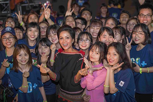 H’Hen Niê đẹp ấn tượng với váy dân tộc Ê đê kết hợp giày cao gót H’Hen Niê đẹp ấn tượng với váy dân tộc Ê đê kết hợp giày cao gót