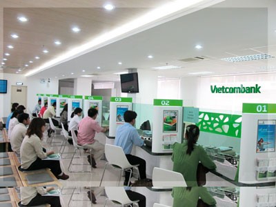 'Ông lớn' ngân hàng đồng loạt hạ lãi suất vay các kỳ hạn Ngày 10/1, Vietcombank đã trở thành ngân hàng đầu tiên giảm lãi suất, Vietibank cũng vừa quyết định hạ lãi suất các kỳ hạn cho DN.