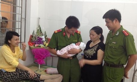 Kỷ niệm khó quên với 2 cảnh sát hình sự đỡ đẻ Thiếu úy Nguyễn Văn Tiệp và Thượng sỹ Đoàn Thanh Tùng - người trực tiếp đỡ đẻ cho chị Phương đêm 22/6