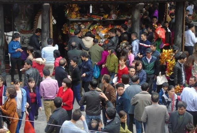 Biển người đổ về “vay tiền” Bà Chúa Kho Để có thể đưa mâm lễ của mình vào chính điện, nhiều người phải chờ nửa tiếng đồng hồ mới đến lượt.