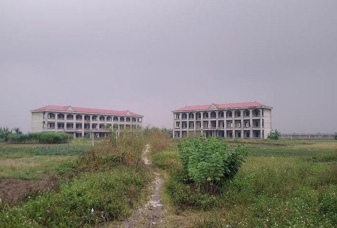 Trường học tiền tỷ bỏ không giữa đồng Hai dãy nhà 3 tầng được xây dựng nhiều năm, bỏ không.