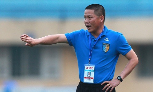 Đương kim á quân V-League chìm ở cuối bảng HLV Chu Đình Nghiêm nhận thất bại trong trận đầu tiên cầm quân ở V-League. Ảnh: Ngọc Dung.