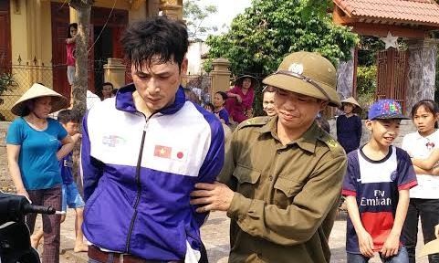Bị phát hiện, trộm chó dùng gạch đập đầu gia chủ Công an xã áp giải đối tượng trộm chó về trụ sở. Ảnh: Hoàng Lam.