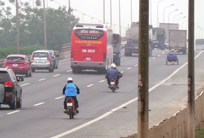 Xe máy 'đánh đu với tử thần' trên đại lộ Thăng Long Xe máy 'đánh đu với tử thần' trên đại lộ Thăng Long