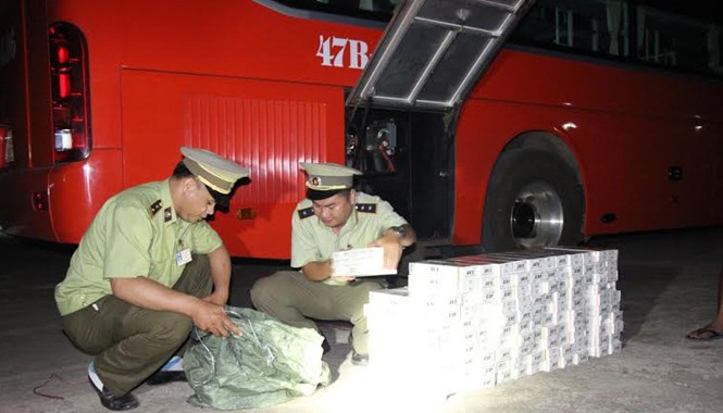 1.300 gói thuốc lá lậu 'đi' xe giường nằm lên Đắk Lắk Xe chở thuốc lá lậu bị bắt giữ.