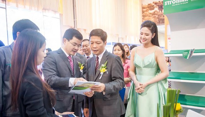 Bộ trưởng Bộ Công thương thăm quan gian hàng Stroman tại VietNam Expo 2016 Bộ trưởng Bộ công thương tham quan gian hàng Stroman của Tập đoàn Tân Á Đại Thành.