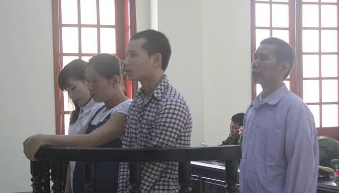 26 năm tù cho bốn kẻ bán bé gái 15 tuổi sang Trung Quốc Các bị cáo trước vành móng ngựa.