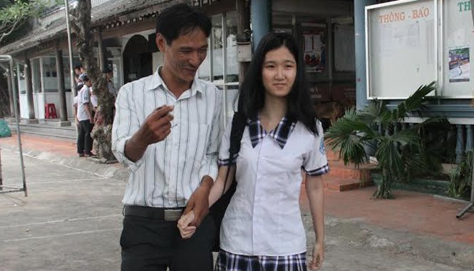 Đại học Nguyễn Tất Thành trao học bổng toàn phần cho Khả Ái Khả Ái cùng bố là Trần Khương luôn tự tin trong cuộc sống.