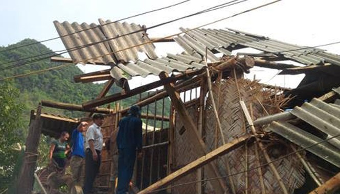 Mưa, lốc xoáy làm 800 ngôi nhà ở Nghệ An tốc mái Mưa, lốc xoáy gây ảnh hưởng nghiêm trọng tới cuộc sống người dân các huyện miền núi Nghệ An.