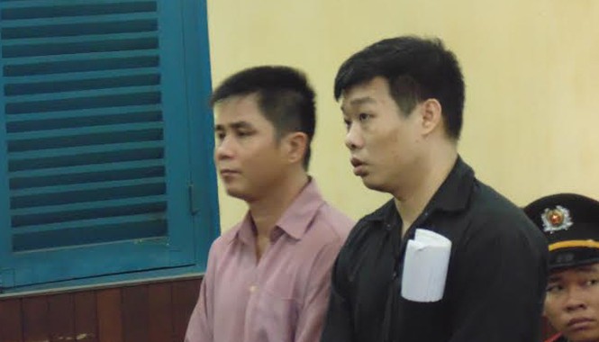 Dọa quăng lựu đạn để đòi tiền công “dàn xếp” mâu thuẫn Hai bị cáo tại phiên tòa ngày 28/4. Ảnh: Tân Châu.