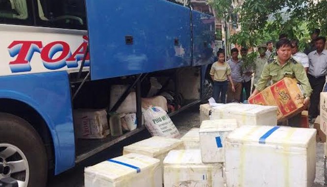 Phát hiện 5 tạ cá ướp lạnh 'đi' xe khách từ Quảng Trị vào Nam Gần 5 tạ cá được trữ trong 15 thùng xốp để chuyển ra tỉnh ngoài tiêu thụ.