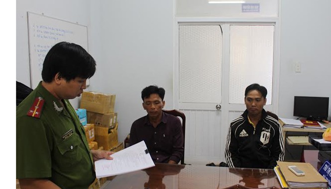 Khởi tố 2 người sản xuất trà giả quy mô lớn Công an đọc lệnh khởi tố hai đối tượng sản xuất trà giả.