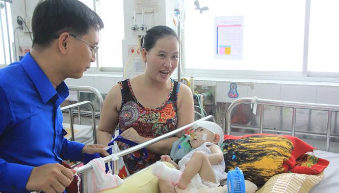 Triển khai “Tiếp sức người bệnh” tại bệnh viện Anh Nguyễn Mạnh Cường, Bí thư Thành Đoàn TPHCM, thăm hỏi, trao quà cho các bệnh nhi đang trị bệnh tại BV Nhi đồng 1.