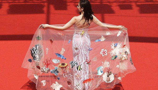 Angela Phương Trinh 'gây chú ý' ở LHP Cannes Bộ váy của Angela Phương Trinh là thiết kế của Nguyễn Công Trí lấy ý tưởng từ biển cả và môi trường.
