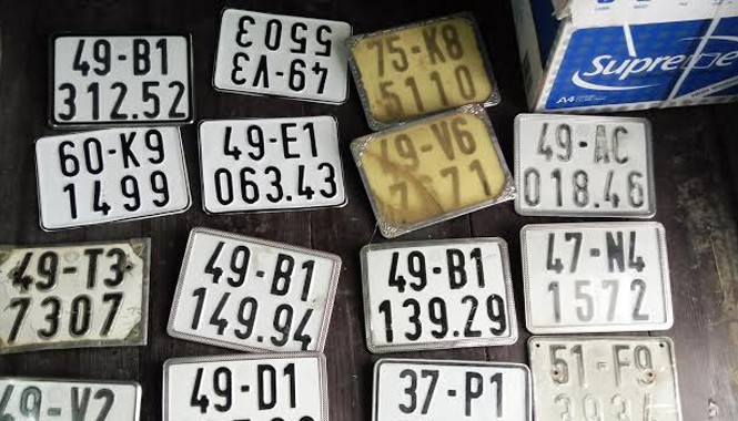 Phá án ma túy, lần ra băng nhóm trộm hàng chục xe máy Những biển số xe thật và giả bị thu giữ.