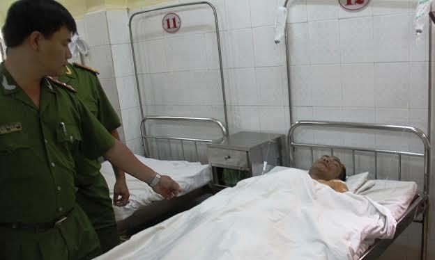 Trung uý công an bị đâm trọng thương khi làm nhiệm vụ Trung uý Năm đang được điều trị tại bệnh viện.