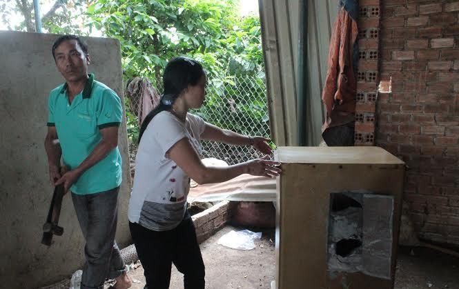 Nhốt con trai khổ chủ rồi phá két sắt cuỗm đi gần 230 triệu đồng Khổ chủ bên chiếc két sắt bị đục phá.