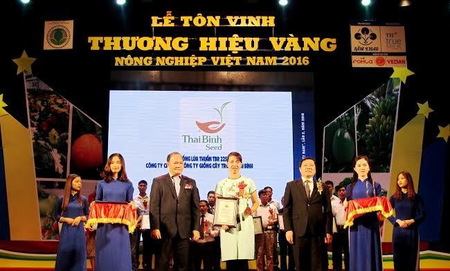 Vinh danh 79 “thương hiệu vàng” nông nghiệp Việt Nam Thương hiệu vàng nông nghiệp năm 2016 nhằm tôn vinh nhiều cá nhân, tập thể hỗ người nông dân trong việc nâng cao năng suất, chất lượng, tiêu thụ sản phẩm một cách hiệu quả với giá trị lớn.