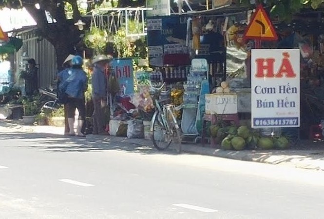 Coi hành lang an toàn đường bộ như... đất mặt tiền Các biển báo an toàn giao thông Quốc lộ 49 qua phường Thủy Xuân (Huế) bị “quây” kín bởi các điểm tạp hóa, tiệm hoa kiểng, biển hiệu.