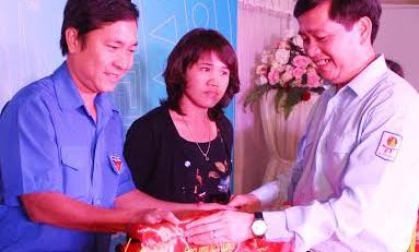 Đẩy mạnh giáo dục tình yêu Tổ quốc cho thiếu nhi Đồng chí Nguyễn Long Hải - Bí thư BCH TW Đoàn, Chủ tịch Hội Đồng đội Trung ương và đồng chí Phạm Gia Túc, Phó Bí thư Thành ủy Cần Thơ tặng cờ thi đua cho các đơn vị xuất sắc.