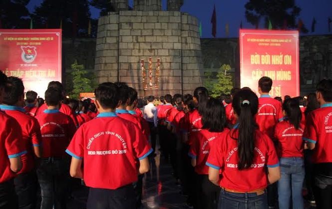 Tuổi trẻ TPHCM thắp nến tri ân các Anh hùng Liệt sĩ Hàng ngàn đoàn viên thanh niên TPHCM thành kính dâng hương, thắp nến tri ân các Anh hùng liệt sĩ tại Nghĩa trang Liệt sĩ TPHCM vào chiều tối 26/7.