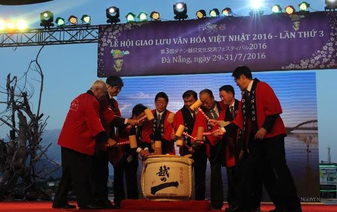 Khai mạc Lễ hội văn hóa Việt – Nhật 2016 Các đại biểu thực hiện nghi lễ đập rượu truyền thống Nhật Bản để khai mạc Lễ hội giao lưu văn hóa Việt – Nhật lần thứ 3. Ảnh: Giang Thanh.