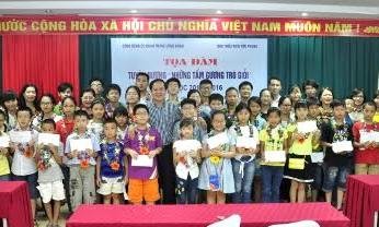 Khen thưởng “Những tấm gương học trò giỏi”, năm học 2015 - 2016 Các đại biểu và các cháu đạt thành tích trong năm học 2015 – 2016 cùng chụp ảnh lưu niệm.