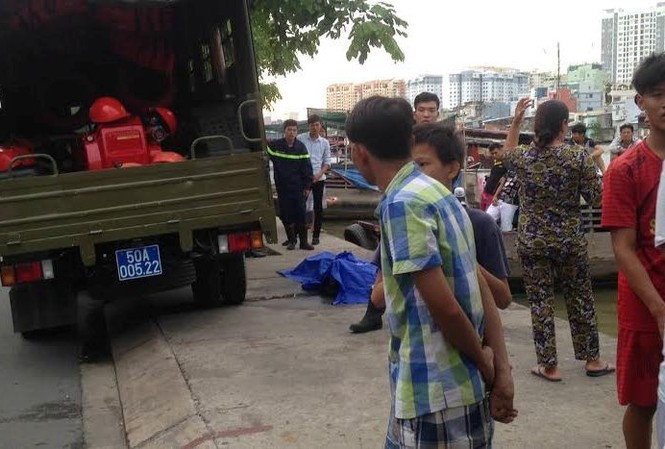 Người đàn ông chết đuối vì bơi qua kênh Lực lượng chức năng vớt thi thể nạn nhân lên bờ.