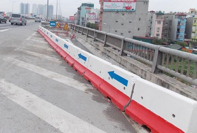 Tạo dải phân cách vút mái để xoá “bẫy” ở đường trên cao Các đoạn đường bị cụt tại đường trên cao đã được tạo dải phân cách vút mái để xoá góc vuông. Ảnh: Anh Trọng.