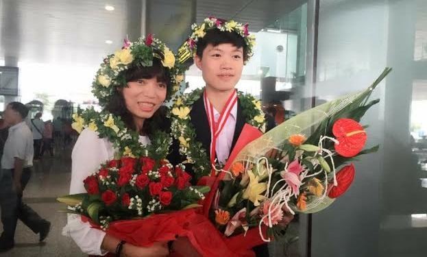 Gặp học sinh đạt huy chương Vàng Hóa học Olympic quốc tế Cô giáo Mai Châu Phương (cô giáo dạy Hóa của Duy) và em Nguyễn Khánh Duy.
