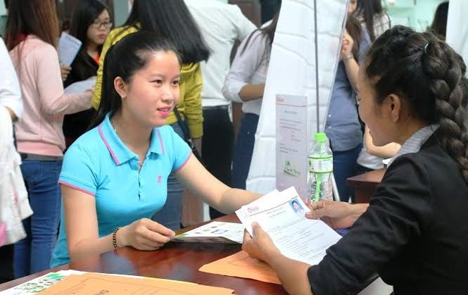 500 sinh viên tham gia ngày hội việc làm Sinh viên được tư vấn trong ngày hội việc làm.