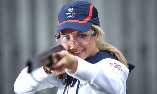 Xạ thủ gây sốt ở Olympic 2016 vì quá xinh đẹp Amber Hill là thành viên của đội tuyển bắn súng vương quốc Anh, sở trường ở môn bắn đĩa bay skeet.