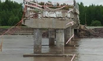 Phó Thủ tướng yêu cầu làm rõ nguyên nhân và trách nhiệm vụ sập cầu Ô Rô Hiện trường sập cầu Ô Rô.