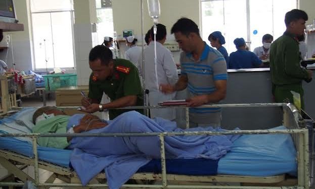 Truy tìm kẻ chủ mưu vụ truy sát 4 cán bộ giữa rừng Công an lấy lời khai của nạn nhân để tiến hành điều tra.