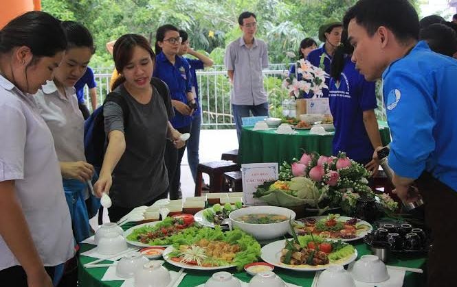 Hội viên, thanh niên thi làm món chay ngon Hội viên, thanh niên thi làm món chay ngon