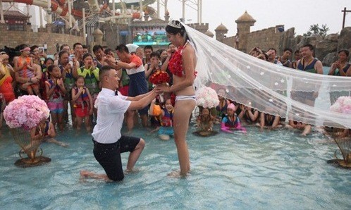 Dùng bikini kết hoa hồng để cầu hôn dưới mưa Dùng bikini kết hoa hồng để cầu hôn dưới mưa