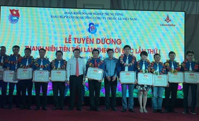 Tuyên dương 85 thanh niên làm theo lời Bác Ông Vũ Văn Cường – Bí Thư Đảng ủy, Chủ tịch HĐTV Vinataba (thứ 6 từ trái qua) chúc mừng ĐVTN tiêu biểu.
